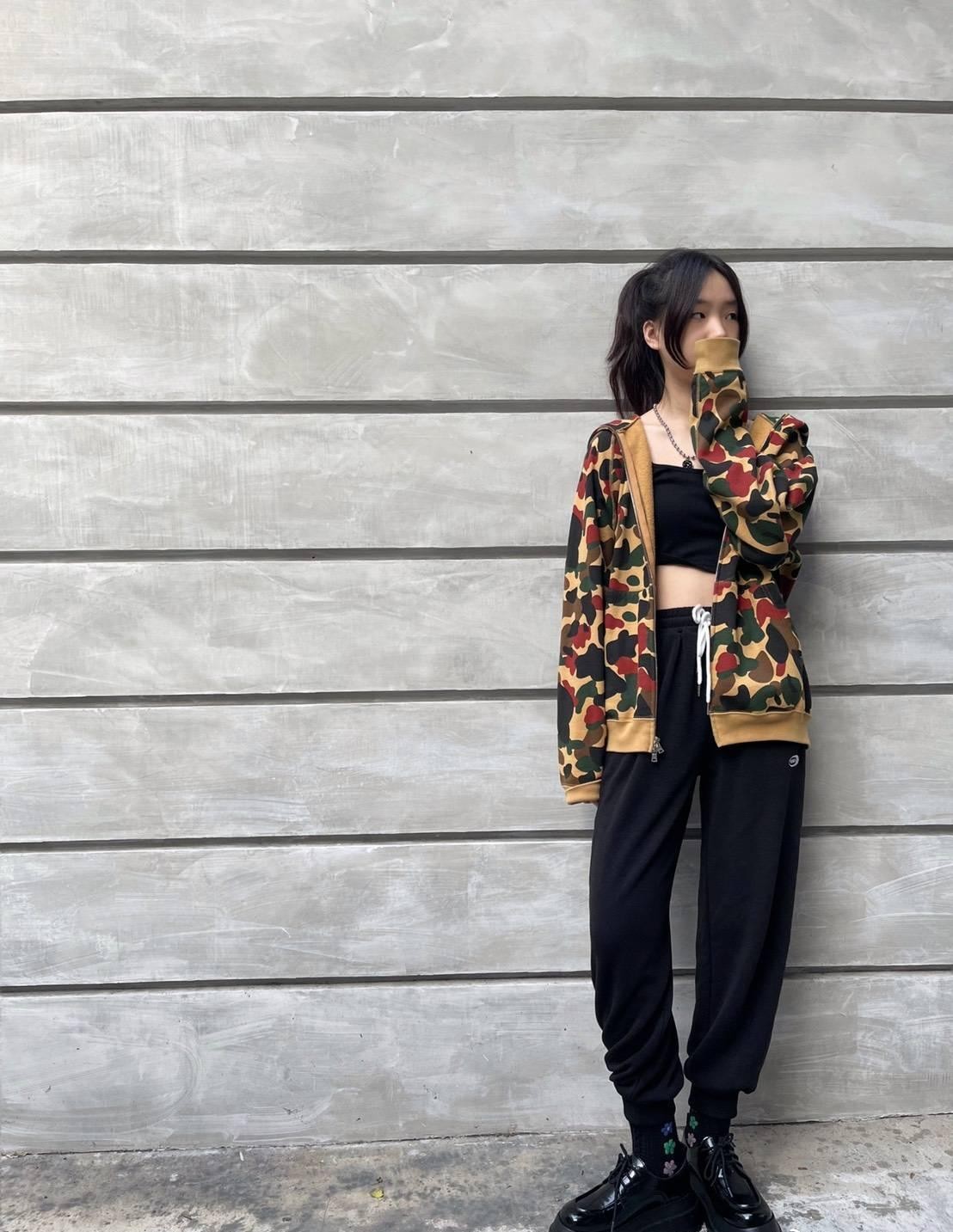 小S大女儿许曦文居家穿白T，解锁新穿法，搭配高腰运动裤好显瘦