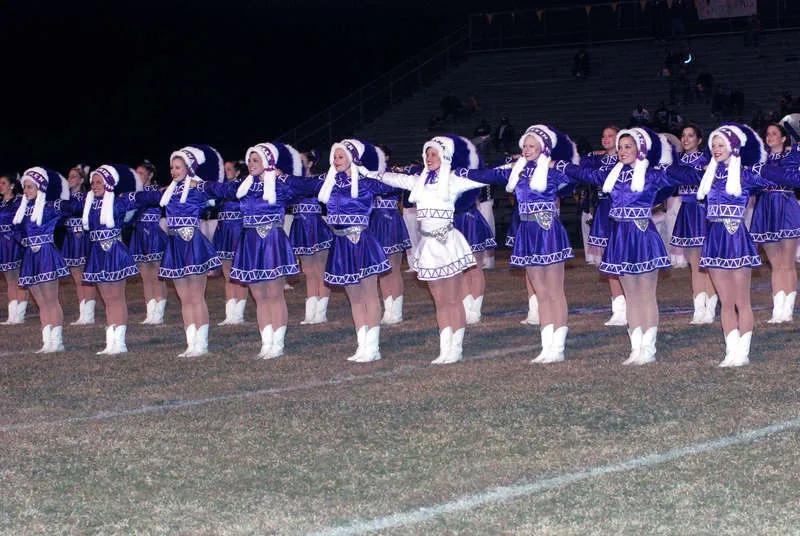 得克萨斯中学啦啦队在奥兰多迪士尼高唱“剥下印第安人的头皮”