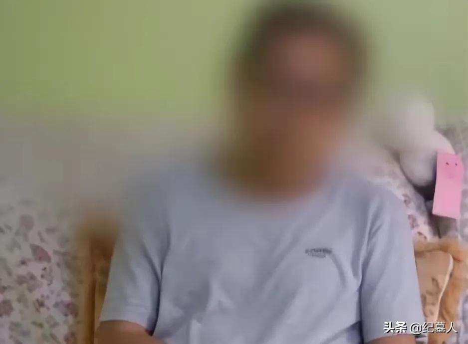 一男子捡到一只乌龟带回家养,男子在野外捡到乌龟越长越不好