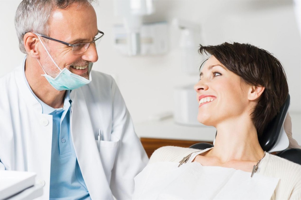 女性心窝口偏右烧灼感痛怎么回事,女性尿路有烧灼感是怎么回事