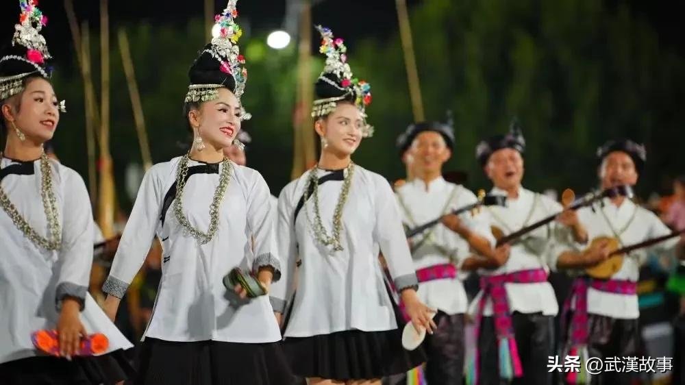 香港足球明星队vs贵州村超直播,香港明星足球队vs贵州村超热身赛