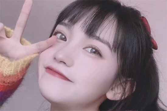 圆脸扎马尾怎么显脸小,怎么样扎马尾蓬松显得脸圆