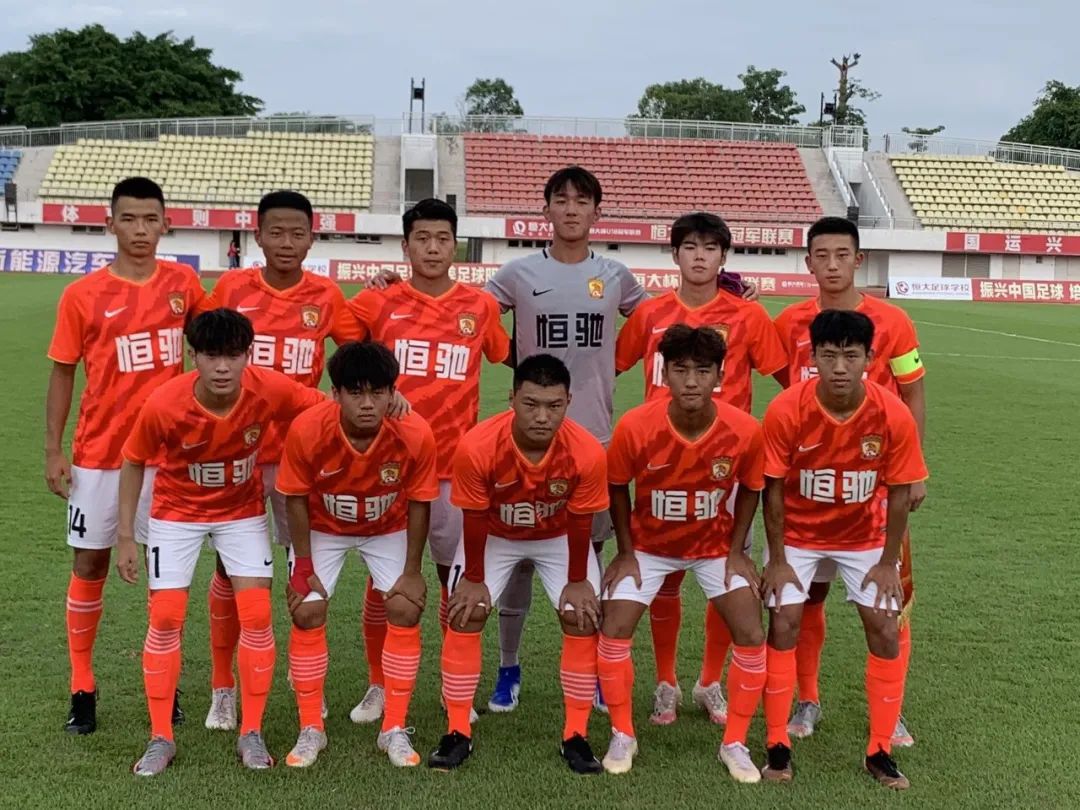 足球少年一路前行,足球少年逆风而行