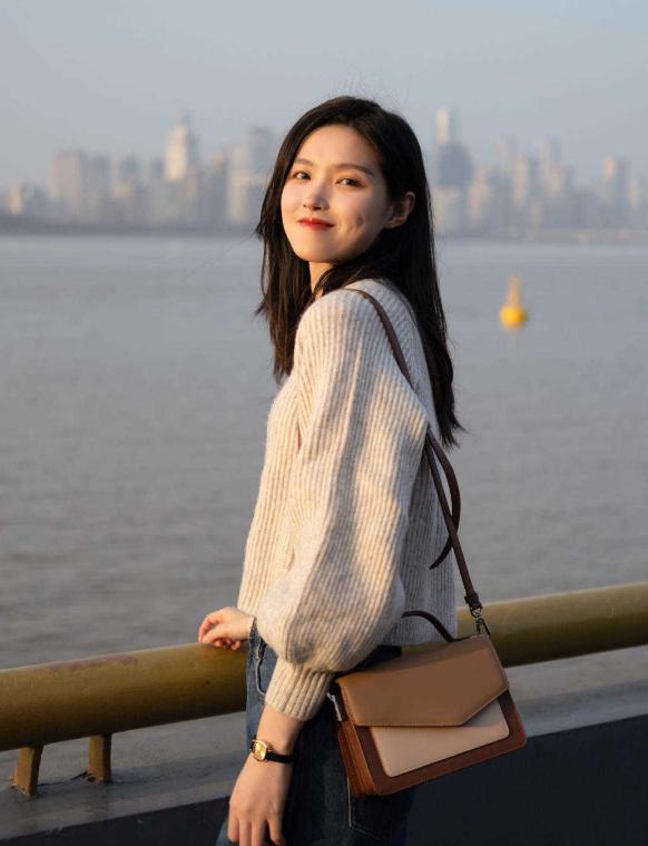 米色才是秋冬的百搭色,推荐这5组配色方案,照着穿优雅又显白