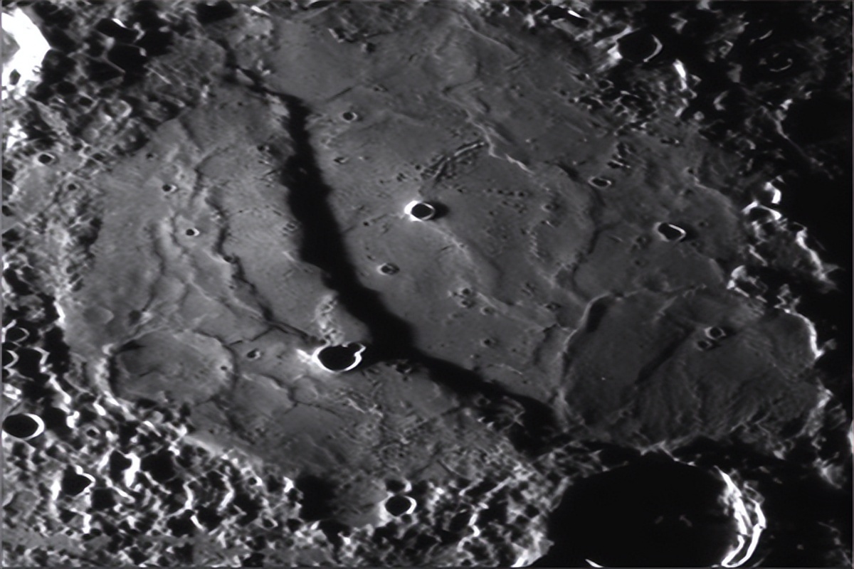 太阳系中最奇怪的20件事，天王星呈蓝绿色，窄到几乎无法看见