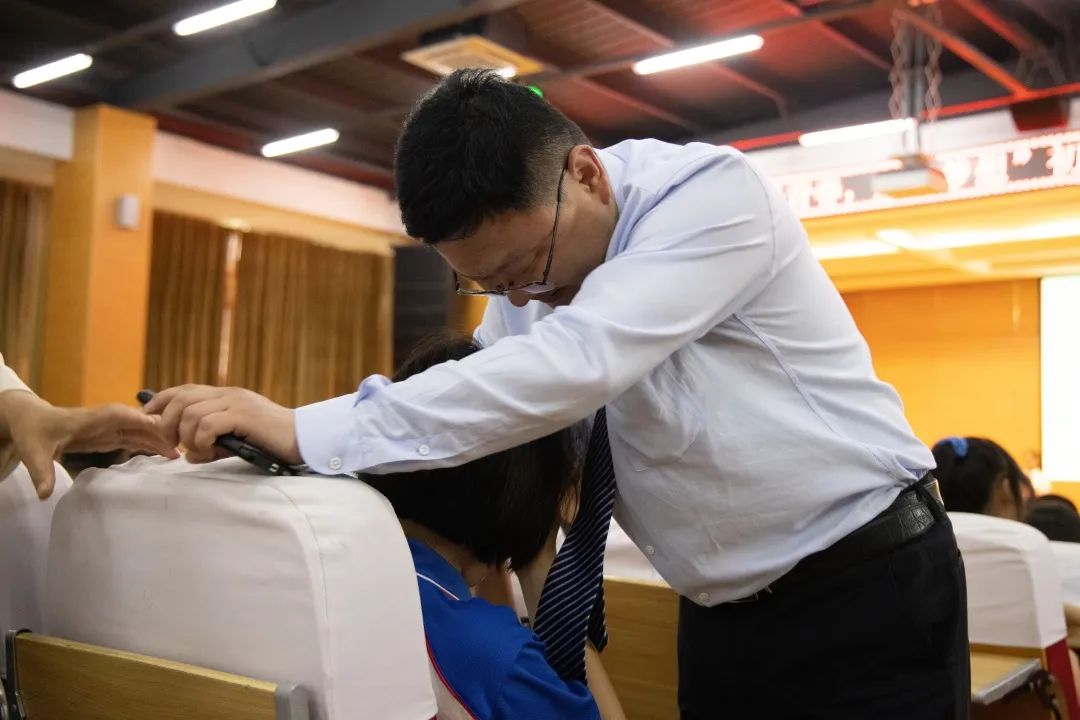 青春仪式展青春风采追青春梦想,挥洒汗水激扬青春放飞梦想