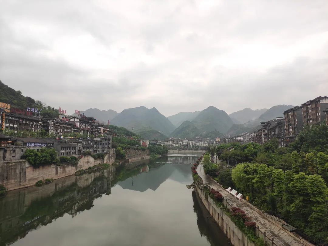 品牌分嫡系酒和开发酒,要注意傍名牌和产区,现在卖酒套路太多