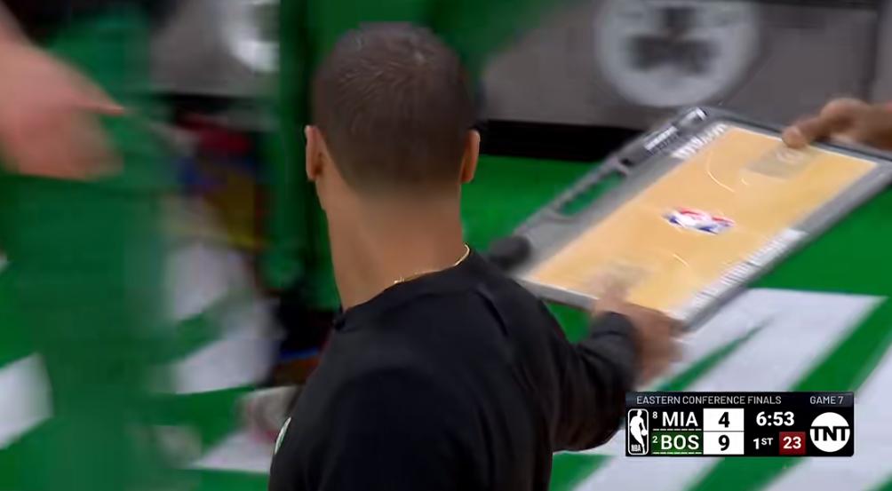 徐静雨马祖拉暂停期间怒扔战术板,徐静雨塔图姆连续三个失误