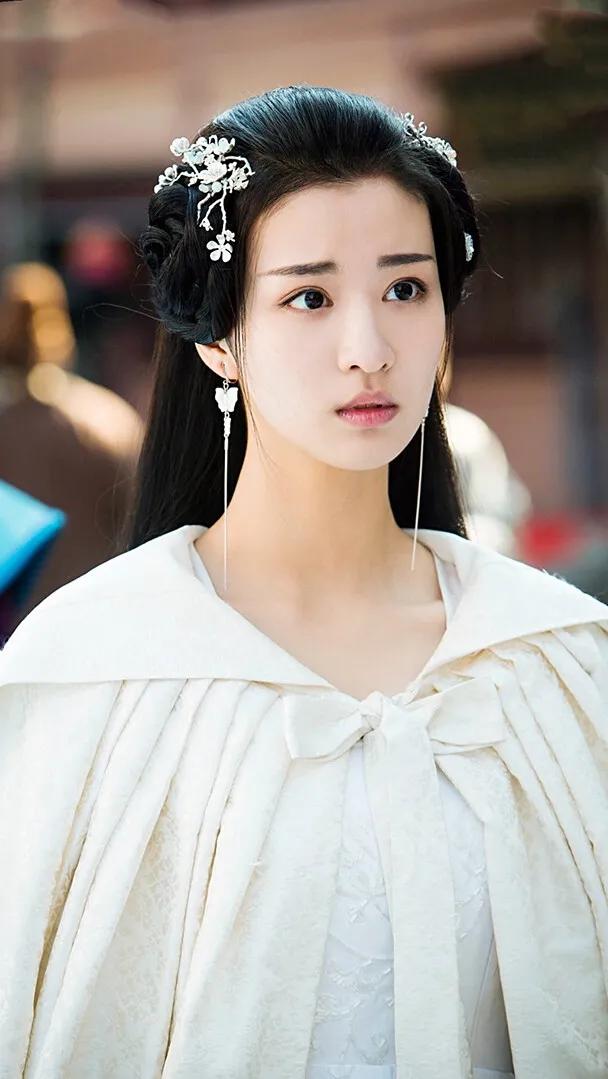 为什么王楚然跟刘亦菲长得很相像,王楚然19岁时采访状态像刘亦菲