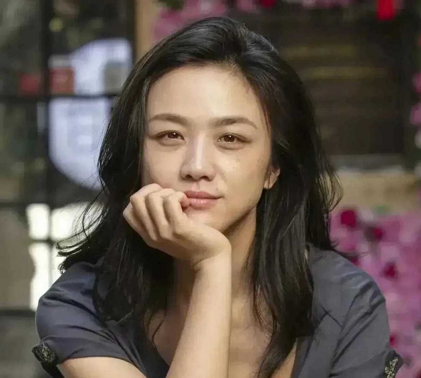 汤唯素颜出行真实低调自信大方,汤唯的韩国生活