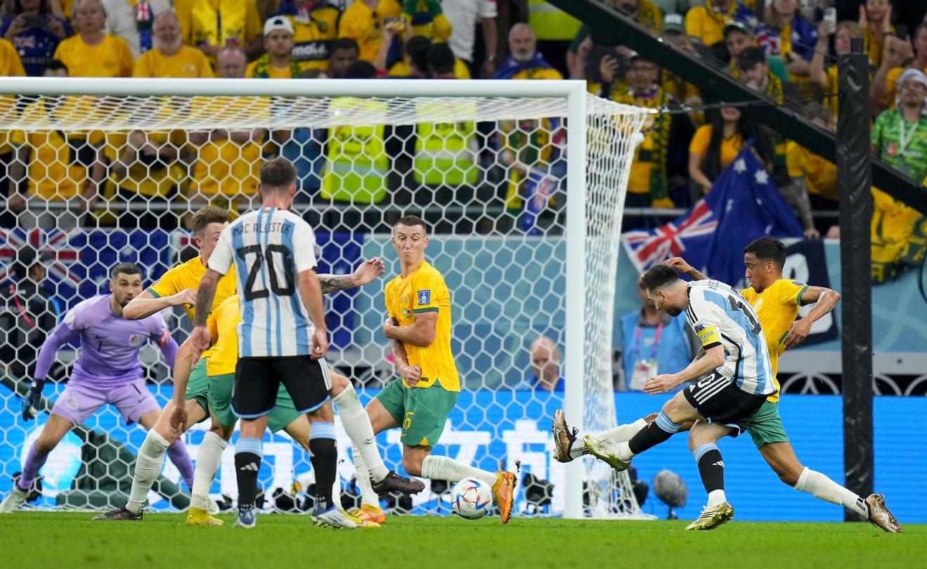 梅西18世预赛把阿根廷扛进世界杯,世界杯荷兰vs阿根廷梅西致敬前辈