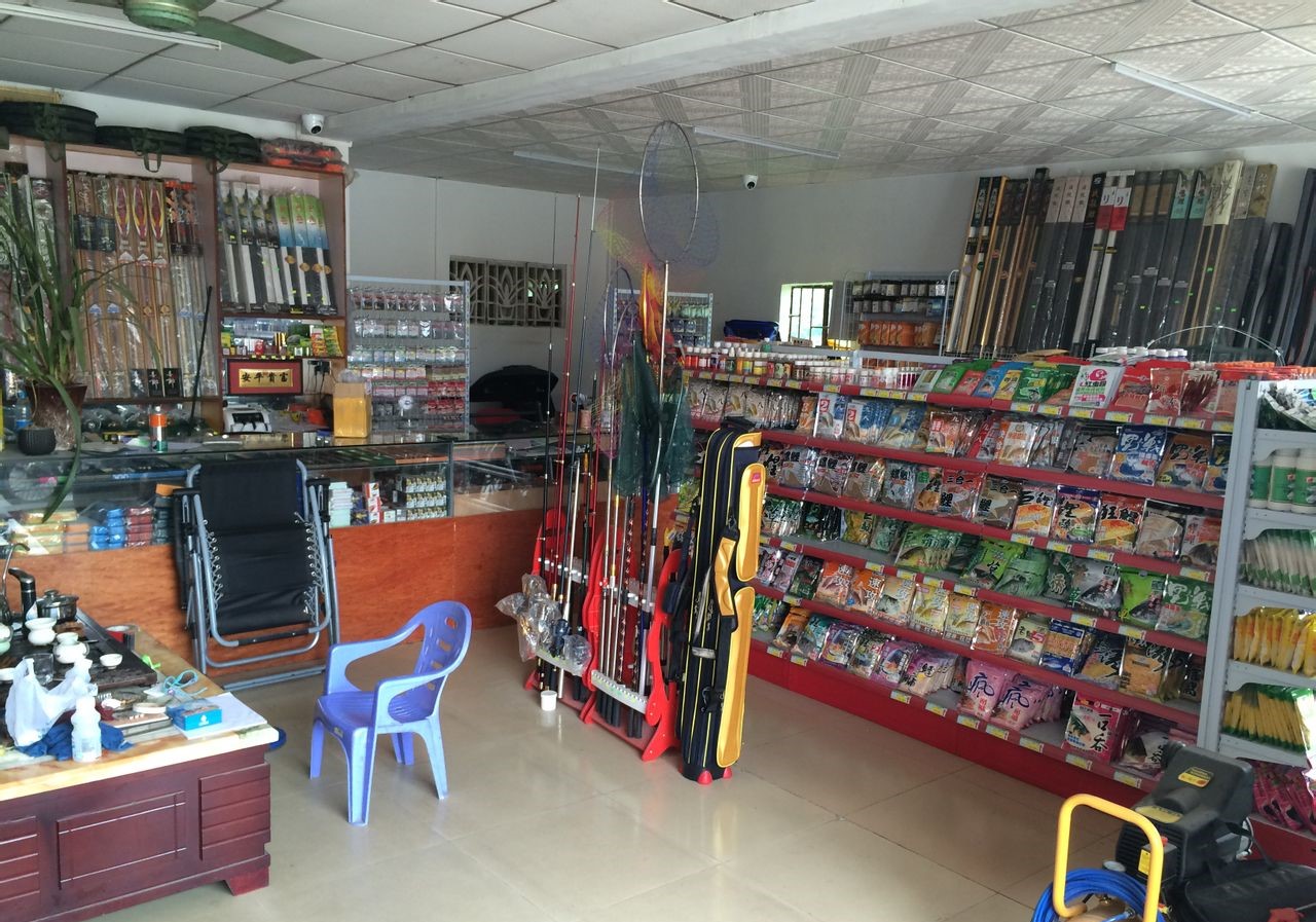 同样的鱼竿，渔具店卖200，电商卖70，哪个“黑心”？