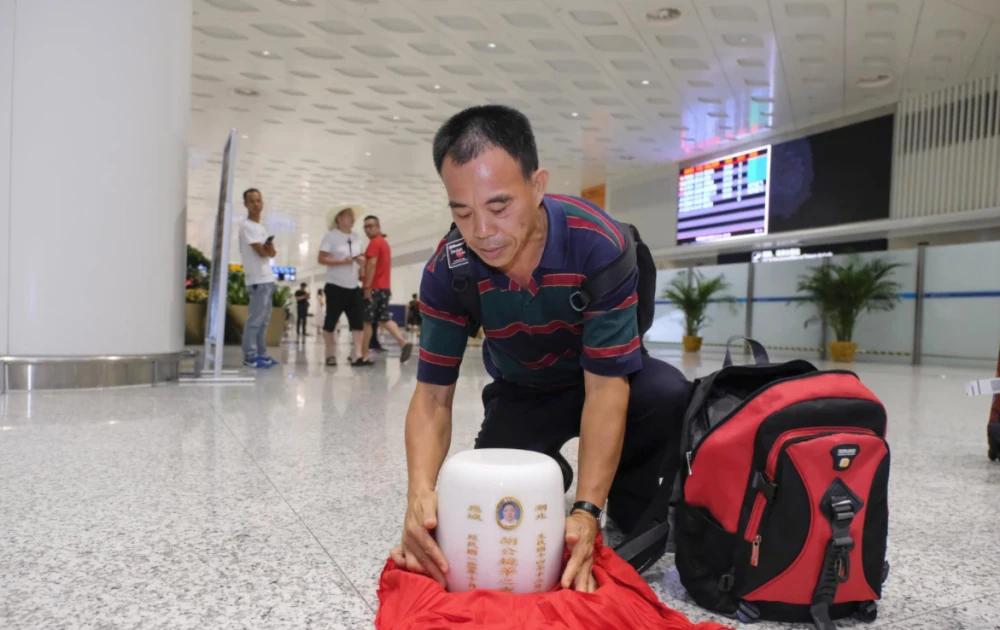 台湾“灵魂摆渡人”,放弃高薪工作,20年间自费送200位老兵回家