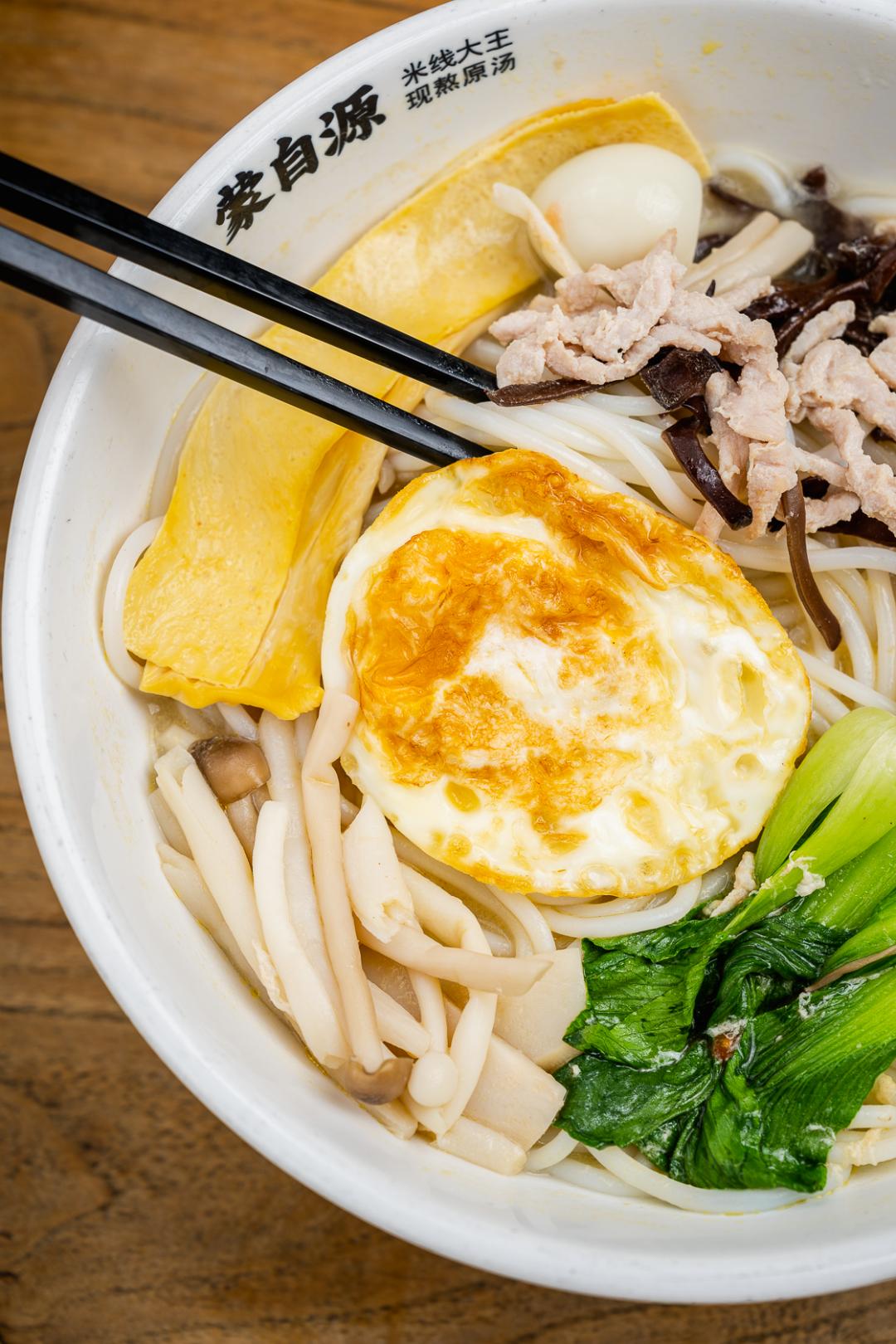 蒙自源过桥米线云南正宗第一名,云南蒙自第一碗米线