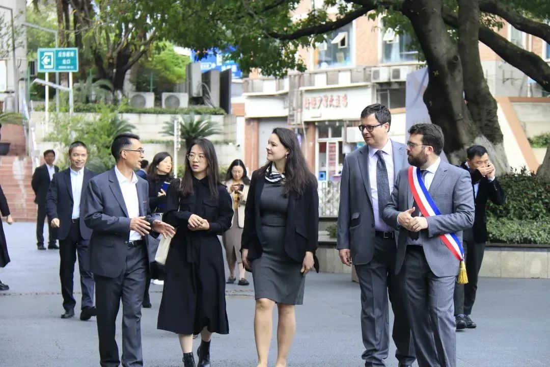 法国欧坦市市长一行来渝交流考察,法国欧坦市市长访问学校