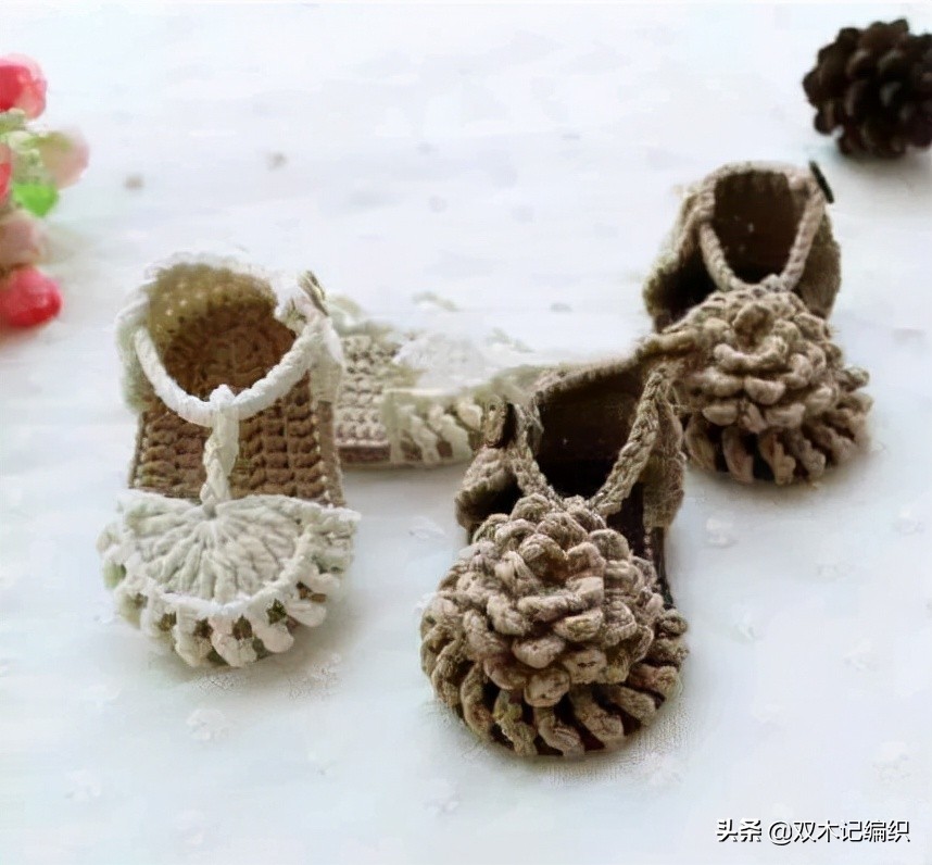 松鼠绒毛线婴儿鞋编织视频,网红毛线编织婴儿鞋视频