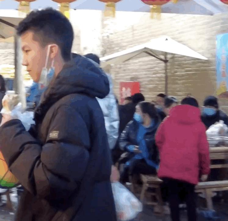 被时代洪流裹挟年轻人,被流量裹挟