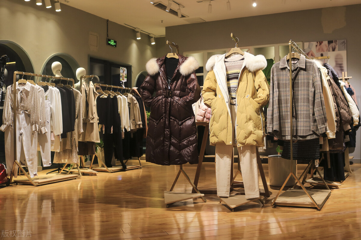 开服装店小姐姐一年赚多少钱,大姐用10块钱创业赚3000万