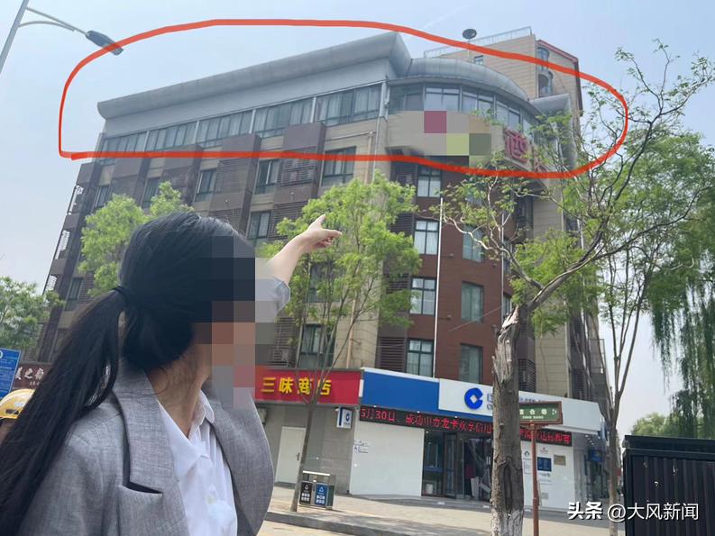 顶层总漏雨被投诉，维修发现楼顶疑为彩钢瓦木板搭建，还有房产证？有关部门回应：能否办房产证要看审批手续