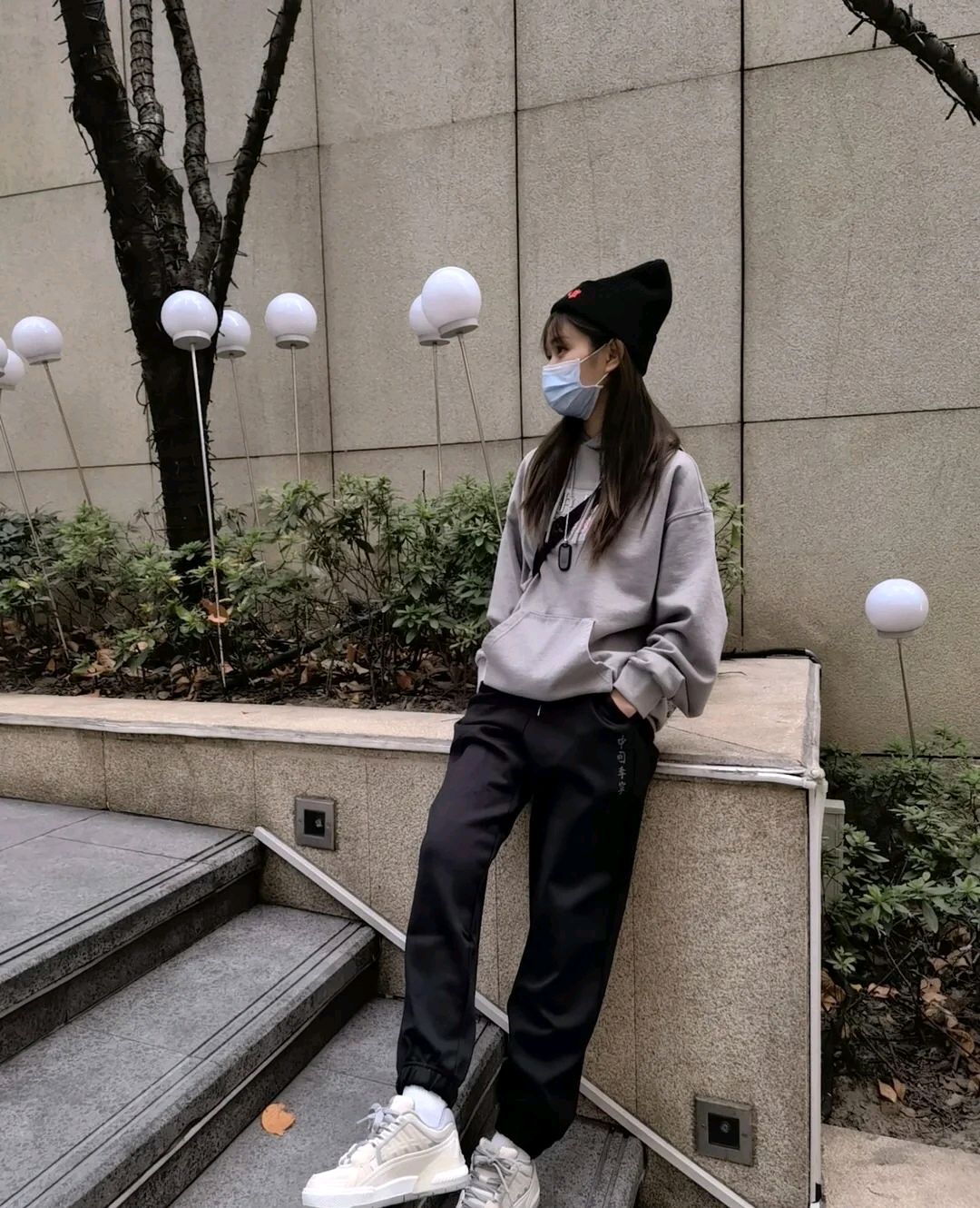 时髦的女人都穿卫衣减龄又好看,减龄卫衣穿出青春活力范