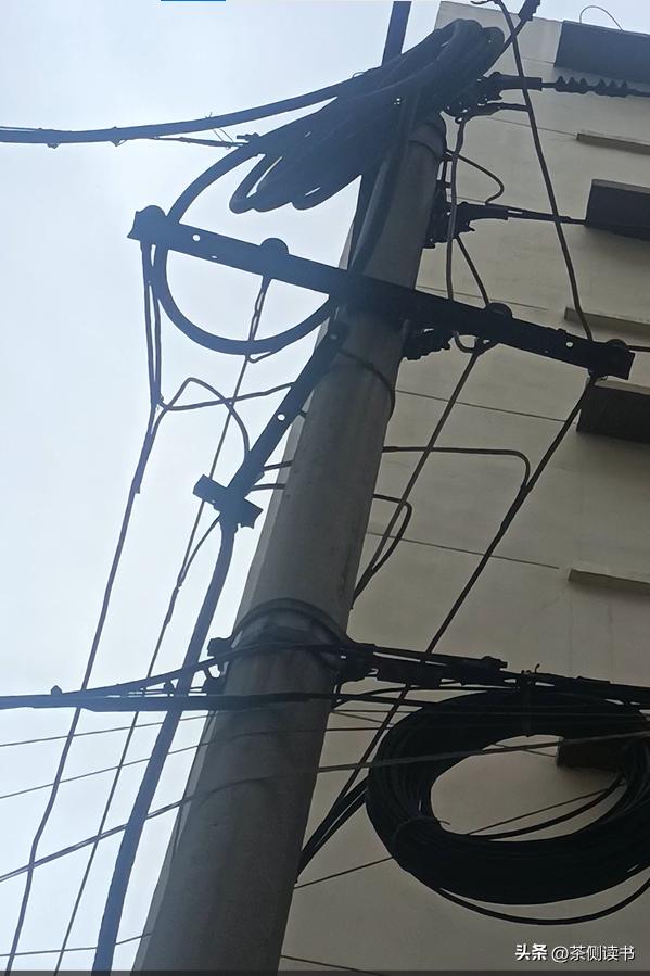 宜宾一电缆吊起摩托骑士，电缆的主人找到了