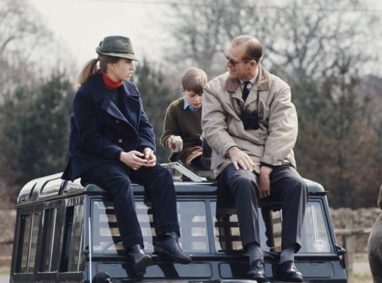 查尔斯和安妮公主兄妹情深,安妮公主和菲利普亲王小时候