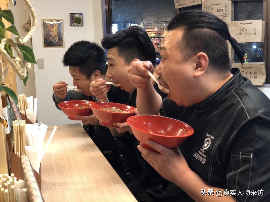 大学生卖肉夹馍一年赚100多万,在日本卖肉夹馍