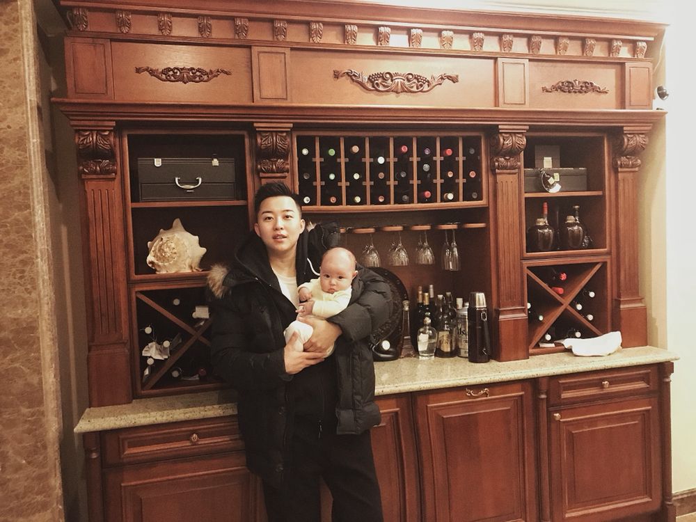 网红富婆租车拍视频装有钱人,养豹的富婆