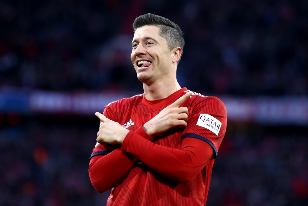 两位锋霸的故事，一个还在场上驰骋，一个坐在了教练席