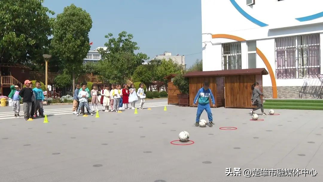 培养孩子从娃娃抓起,足球从小孩抓起