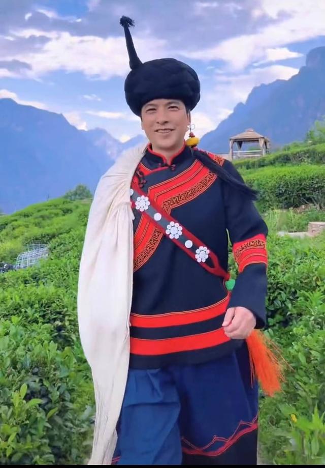 丑出圈局长,文旅局局长扮白衣侠客被嘲丑出圈