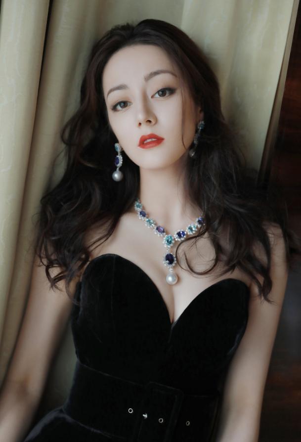 撕掉迪丽热巴的遮羞布，害怕穷人看见，又怕富人看不见，真绝了