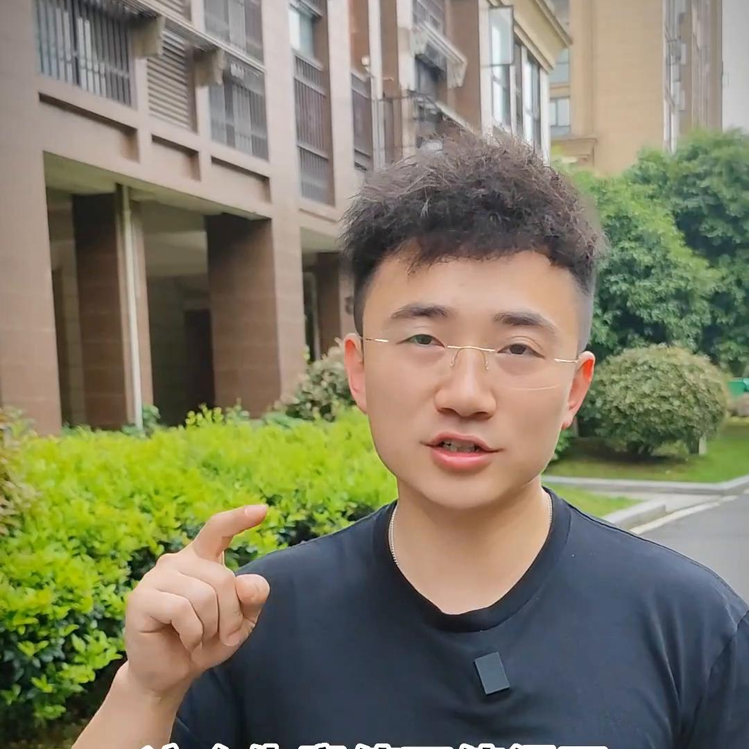 97年女收纳师叠衣服月入50w,收纳师月入20万是真的吗