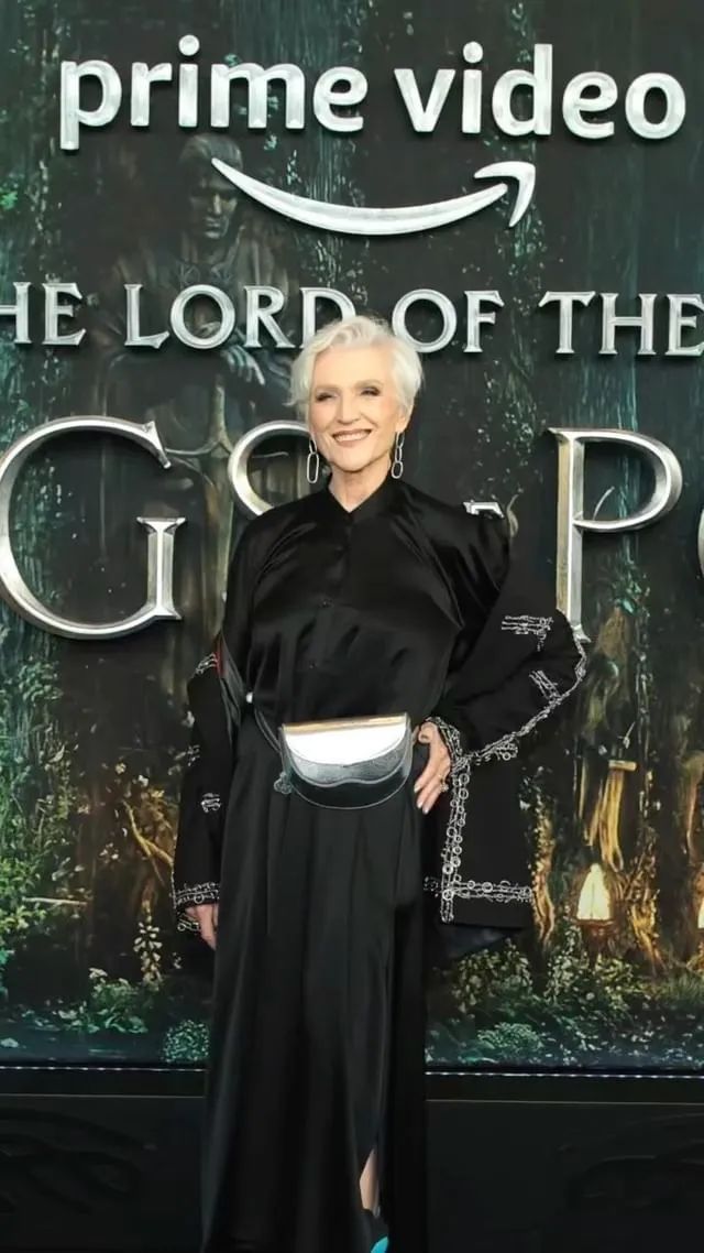 74岁马斯克妈妈来中国,穿国货超惊艳!为什么她越老越飒?