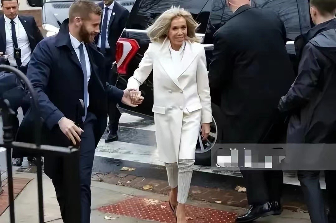 69岁的布丽吉特一身骑士装,布丽吉特69岁紧跟45岁的步伐