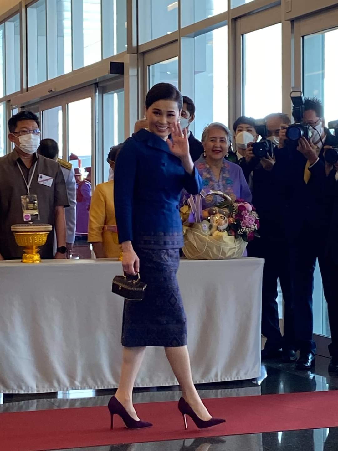 苏提达穿搭越来越新潮,苏提达穿礼服裙佩戴珠宝