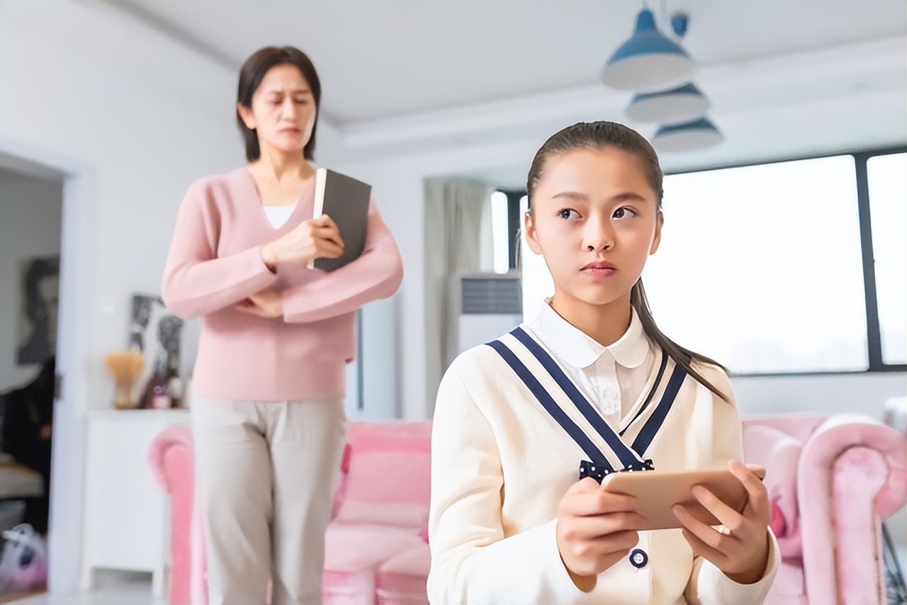 孩子玩手机危害重大，家长怒摔孩子手机，又再次给其购置新机？