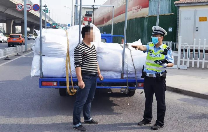【学悟见创】街头一小三轮“客串”小货车……这一幕太危险！
