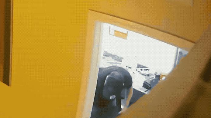 50岁台湾按摩女横尸店内，白人男子淡定的洗劫，在美亚裔人人自危