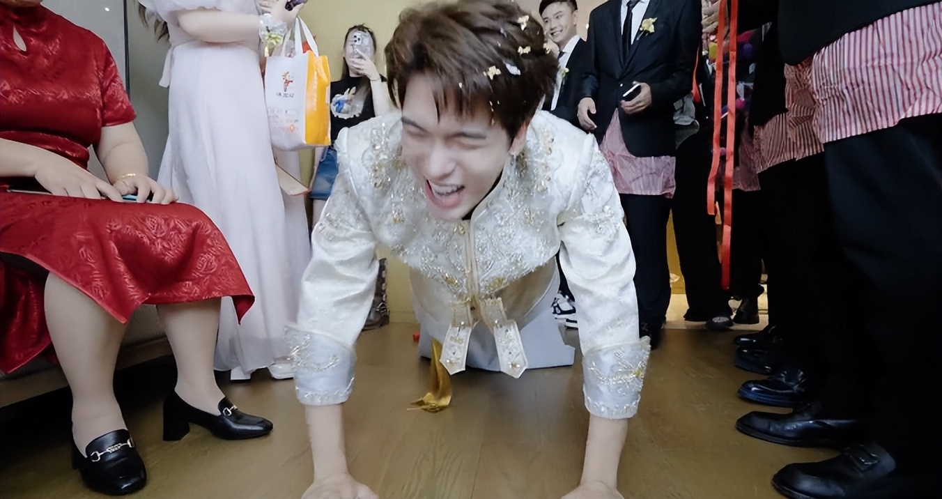 韩安冉4婚：老公亲脚做仰卧起坐，下跪岳母太积极，殷世航递婚戒