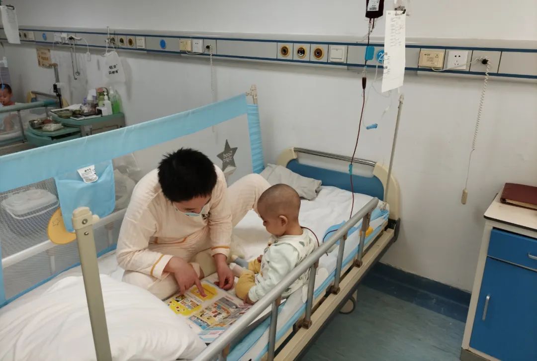 小孩身上长了一个大脓包是什么,男童白色小脓包