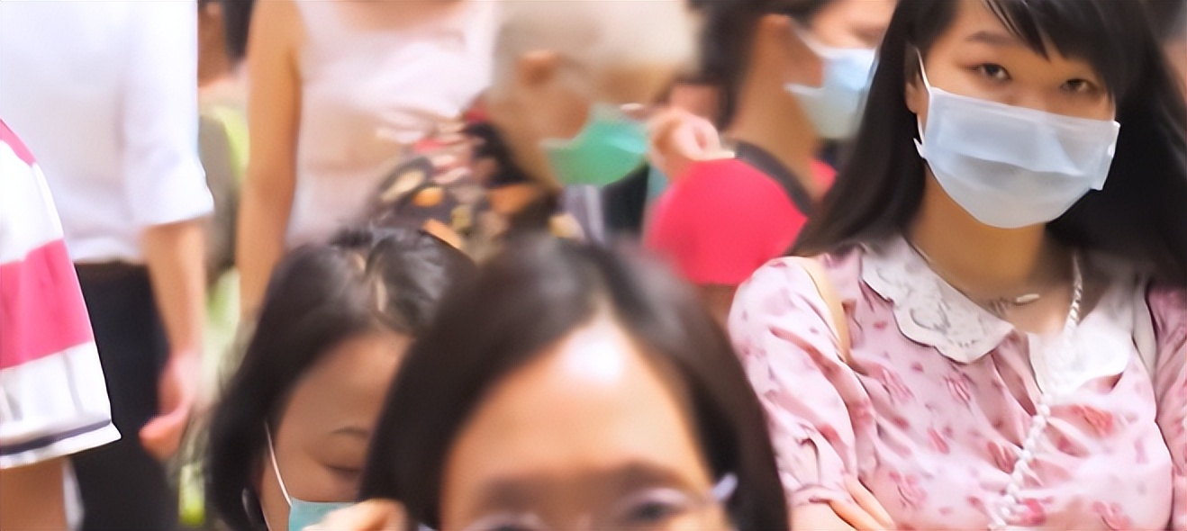 被骂上热搜的“卫生巾”，月经羞耻吗？怎么来个例假就羞耻了呢