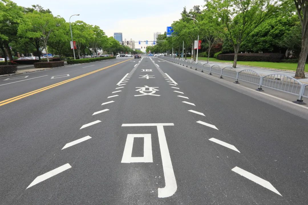 有标志标线的路口如何通行,注意道路交通标志和标线有大变化