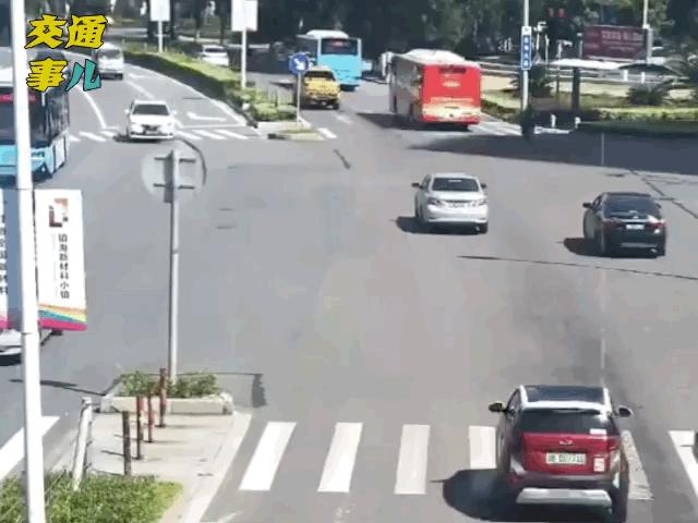 一组动图警示你：迎着阳光开车，刺眼的光线容易干扰司机的判断，阳光直射的时候记得戴好太阳镜放下遮阳板