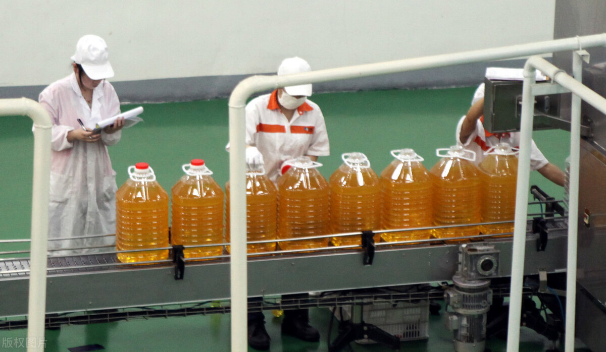 什么油最不健康呢？大豆油吗？医生提醒：这2种油应该少吃或不吃