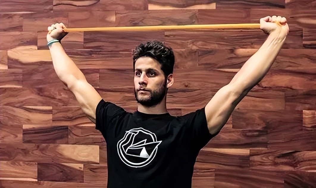 怎样锻炼背部虎背熊腰,美背锻炼攻略让你远离虎背熊腰