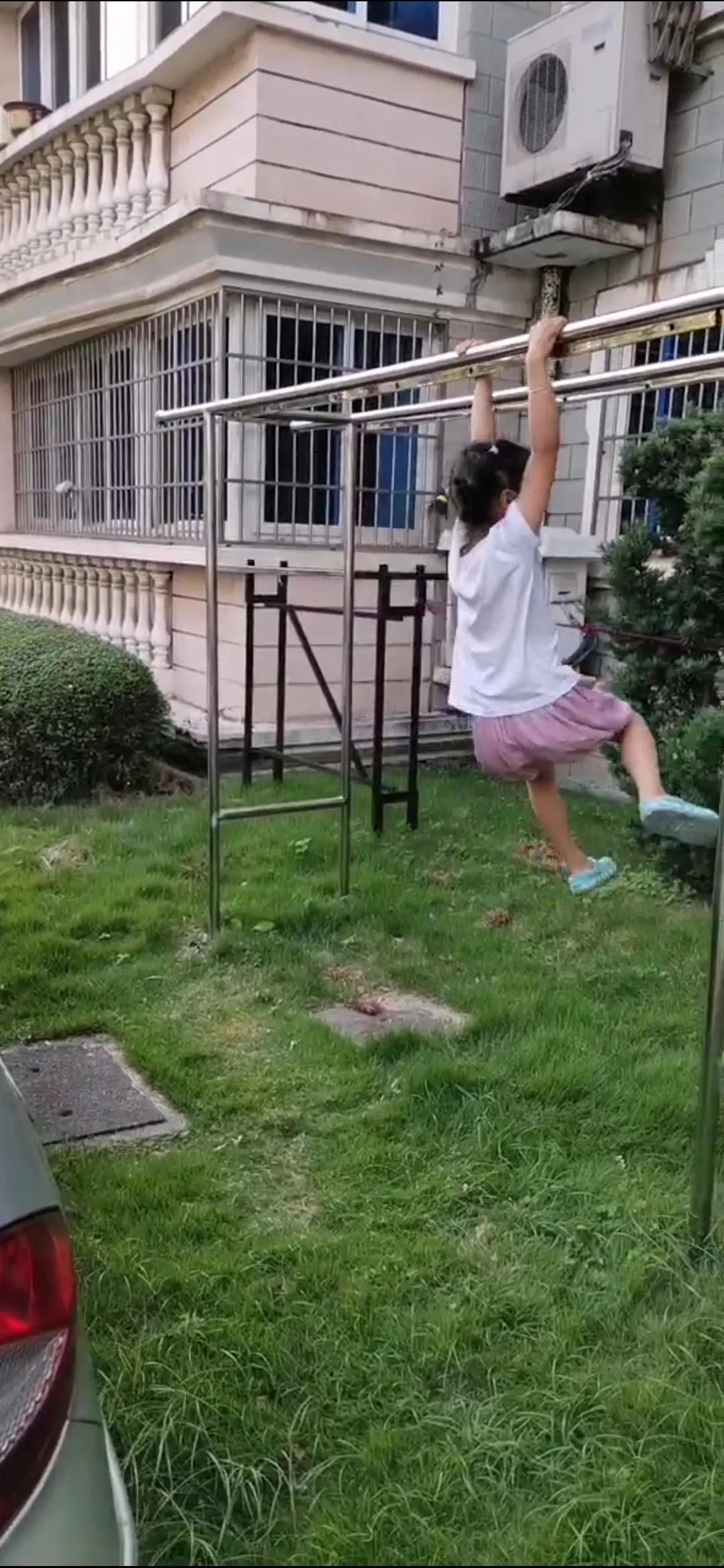 昨天带着外孙女去补了牙，顺便也把一只松动的门牙给拔掉了