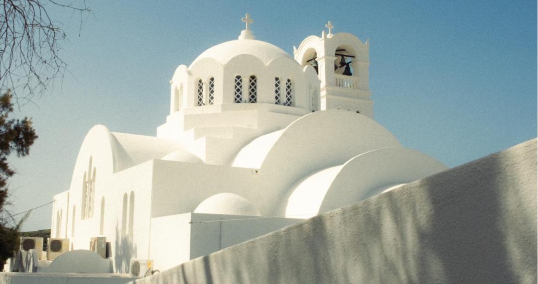 livehouse一堆人在台上唱歌,livehouse内部人员