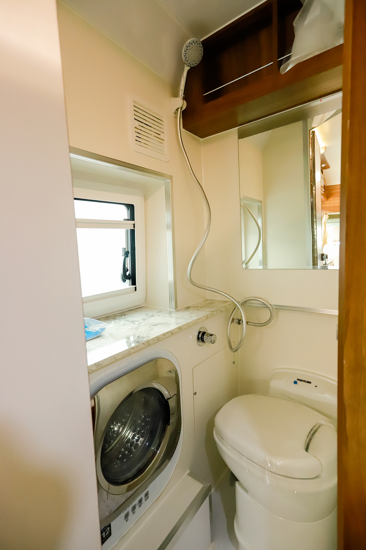 鲁道尔房车效果图,豪华卫浴分离房车