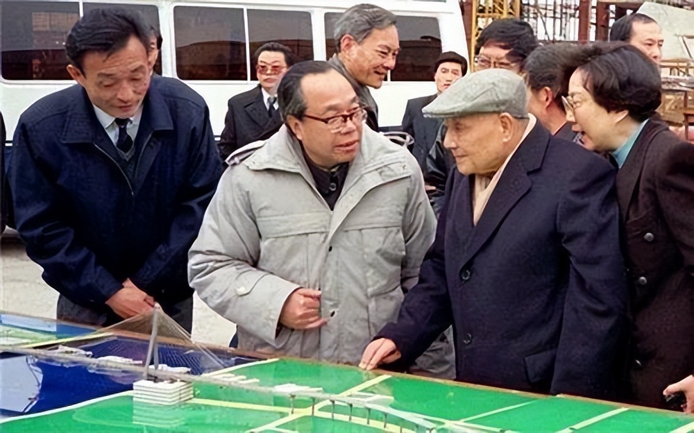 1980年男子卖瓜子获利百万被举报,*小平邓**得知后淡然道:先放一放